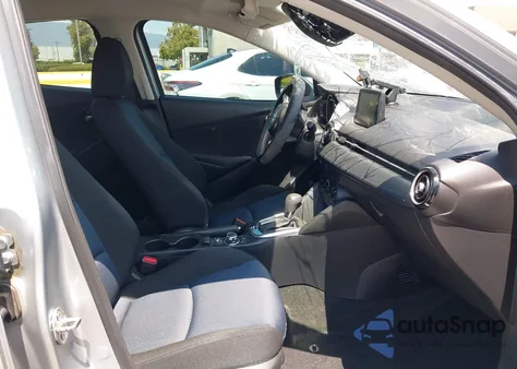 2019 Toyota Yaris Le z USA, uszkodzony, nr VIN 3MYDLBYV4KY526484